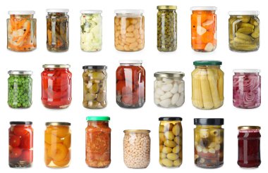 Farklı turşulu cam kavanozlar ve beyaz arka planda konserve yiyecekler.