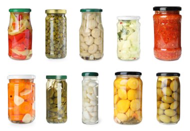 Farklı turşulu cam kavanozlar ve beyaz arka planda konserve yiyecekler.