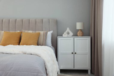 Yataktaki farklı yumuşak yastıklar