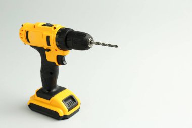 Beyaz arka planda modern kablosuz elektrikli matkap. Metin için boşluk