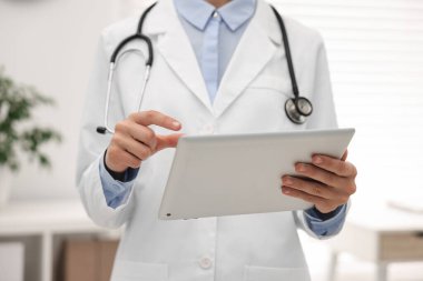 Hastanede tablet kullanan doktor, yakın çekim görüntüsü