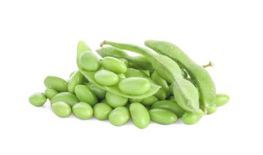 Çiğ yeşil edamame soya fasulyesi ve kabukları beyaz üzerine izole edilmiş.