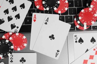 Çevrimiçi poker. Dizüstü bilgisayarda kart ve çip oynamak, üst görünüm