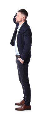 Beyaz arka planda sırada bekleyen adam