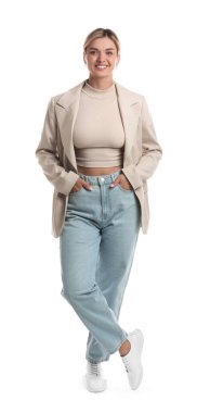 Beyaz arka planda şık ceketli güzel bir kadın.