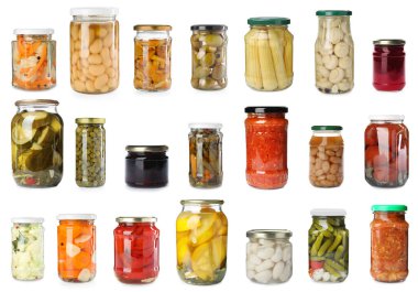 Farklı turşulu cam kavanozlar ve beyaz arka planda konserve yiyecekler.
