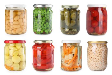 Beyaz arka planda farklı salamura yiyeceklerle dolu cam kavanozlar.