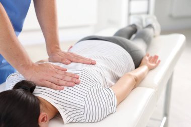 Rehabilitasyon merkezinde hastayla birlikte çalışan fizyoterapist.