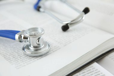 Masaya bir tıbbi steteskop ve kitaplar, yakın plan.