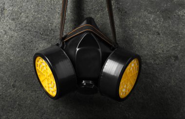 Gri desenli duvarda bir solunum maskesi