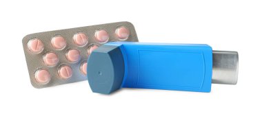 Astım tedavisi. Astım spreyi ve haplar beyaza izole edilmiş.