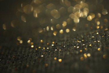 Siyah arka planda güzel, parlak altın parıltı, yakın plan.