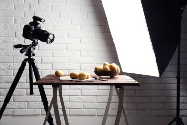Profesyonel ışıklandırma ekipmanıyla fotoğraf stüdyosunda yemek çekmek.
