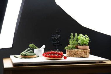 Profesyonel ışıklandırma ekipmanıyla fotoğraf stüdyosunda yemek çekmek.