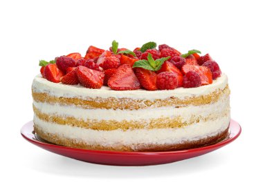 Taze böğürtlenli lezzetli sünger kek ve beyaz üzerine izole edilmiş nane şekeri.