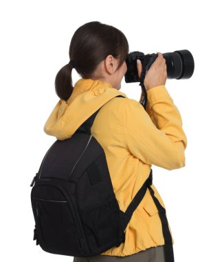 Beyaz arkaplanda fotoğraf çeken sırt çantalı ve kameralı fotoğrafçı
