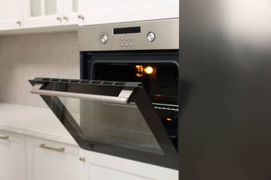 Mutfakta elektrikli fırın aç. Yemek pişirme aygıtı