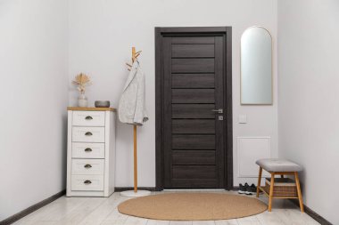 Koridordaki askılık, dolap ve ayakkabı deposu. İç tasarım