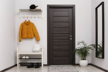 Ayna ve ayakkabı saklama tezgahı olan şık bir koridor. İç tasarım