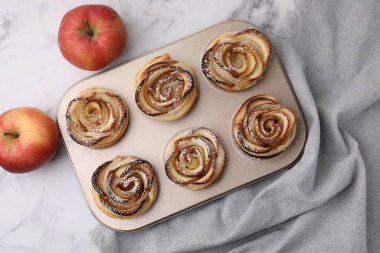 Taze pişmiş elma gülleri ve beyaz mermer masada taze meyveler, düz bir şekilde. Puf böreği