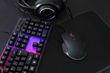 Bilgisayar faresi, RGB klavye ve siyah arkaplan kulaklığı