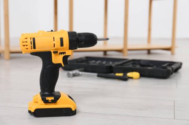 Kablosuz elektrikli tornavida ve odadaki diğer aletler.