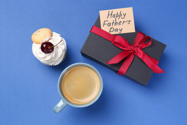 Tarjeta Con Frase Feliz Día Del Padre Caja Regalo Magdalena — Foto de Stock
