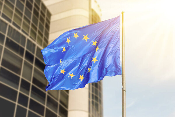 Флаг Европейского Союза возле здания на открытом воздухе