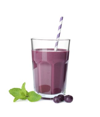 Bardaktaki lezzetli acai suyu, nane ve böğürtlen beyaza izole edilmiş.