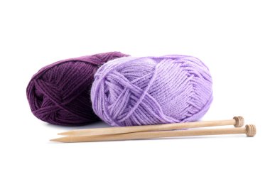 İki parlak iplik ve örgü iğnesi beyaza izole edilmiş.