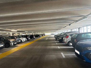 Apartman kompleksinin yeraltı garajına park edilmiş arabalar