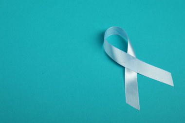 Prostat kanseri farkındalığı. Tuğla arkaplan üzerinde açık mavi kurdele, metin için boşluk