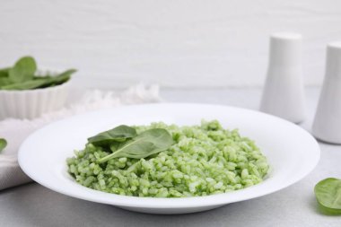 Açık gri masada ıspanaklı risotto, yakın plan.