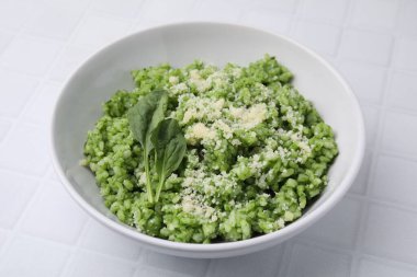 Beyaz fayanslı parmesanlı peynirli lezzetli ıspanaklı risotto.