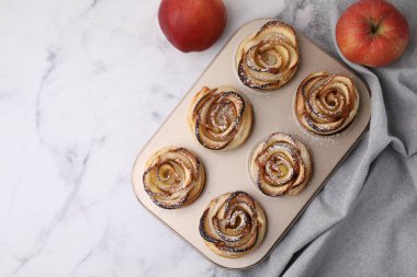 Taze pişmiş elma gülleri ve beyaz mermer masanın üzerinde taze meyveler, metin için yeri olan düz bir yer. Puf böreği