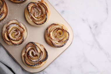 Beyaz mermer masada taze pişmiş elma gülleri, yazı için yeri olan üst manzara. Puf böreği