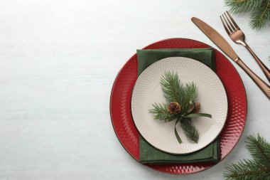 Noel dekorlu, düz yataklı bir Noel masası. Metin için boşluk