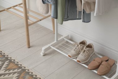 Farklı giysi ve ayakkabılarla iç içe dizilin.