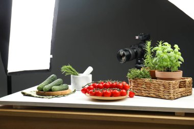 Profesyonel ışıklandırma ekipmanıyla fotoğraf stüdyosunda yemek çekmek.