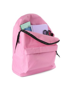 Farklı okul kırtasiyesine sahip sırt çantası beyaza izole edilmiş