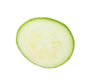 Bir parça taze kabak beyaza izole edilmiş.