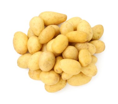 Beyazlar üzerinde izole edilmiş taze patates yığını.