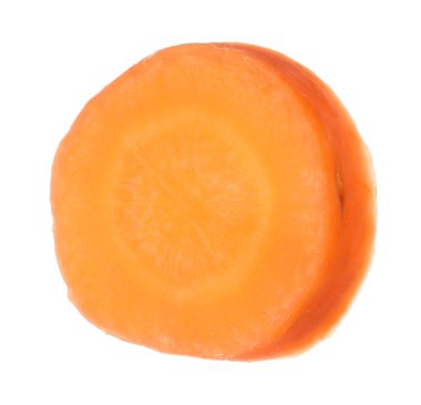 Beyaz üzerine izole edilmiş taze olgun havuç dilimi.