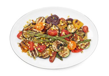 Beyaz üzerine ızgara sebzeli leziz salata.