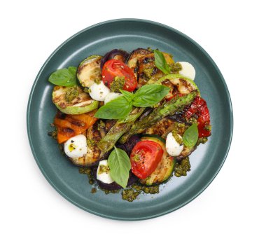 Izgara sebzeli leziz salata, beyaz, üst manzara.