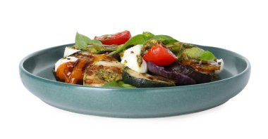 Beyaz üzerine ızgara sebzeli leziz salata.