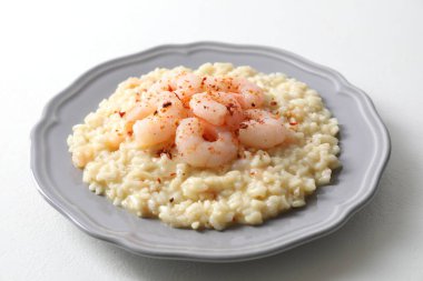 Beyaz masada karides ve peynirli leziz risotto, yakın plan.