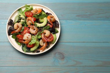 Açık mavi ahşap masada nefis karides salatası, üst manzara. Metin için boşluk