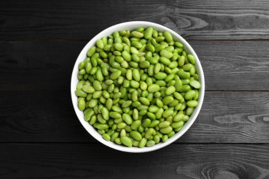 Çiğ yeşil edamame soya fasulyesi ahşap masa, üst manzara