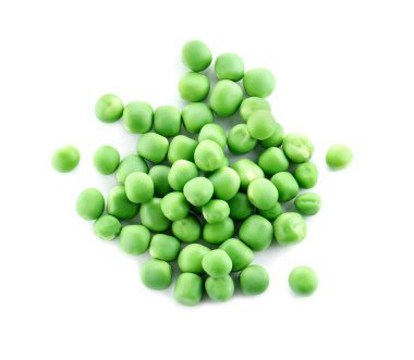 Beyazlar üzerinde izole taze bezelye yığını.